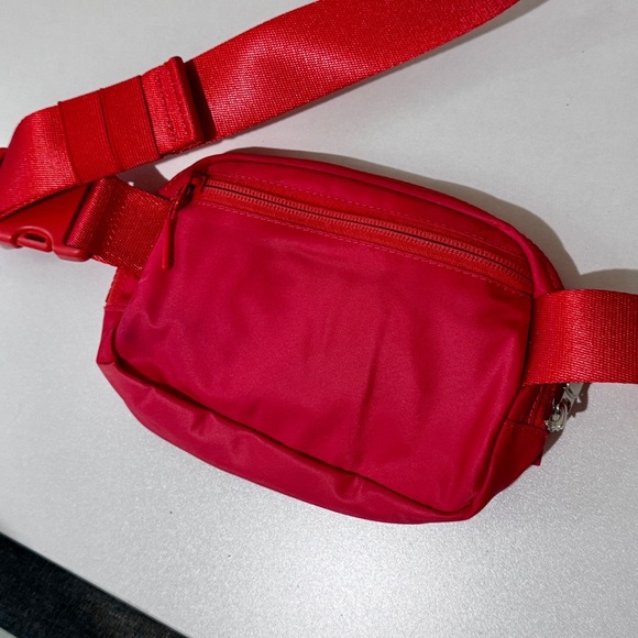 Lululemon Everywhere Raspberry Belt Bag - Picture 6 of 7